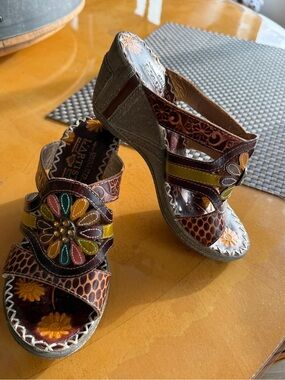 Spring Step L’Artiste Leather Floral Wedge Sandals size 35 “Razzy”